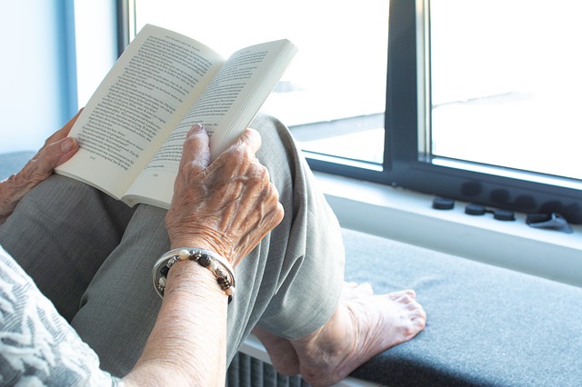 Osoba starsza czytająca książkę