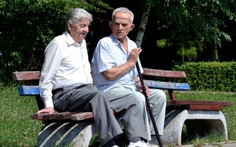 seniorzy siedzą na ławce w parku