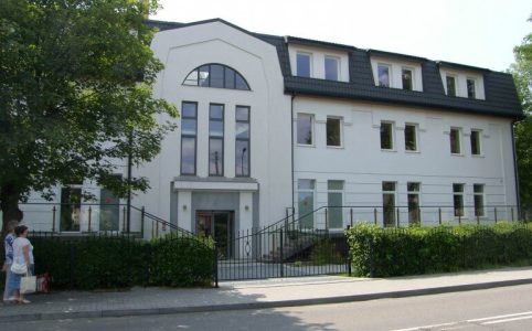 Front domu seniora