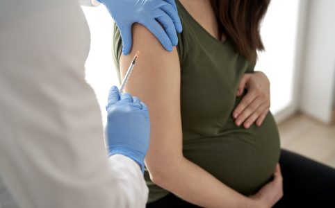 lekarz podaje immunoglobulinę kobiecie w ciąży