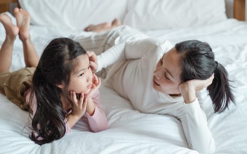 Mama z córką leżące na łóżku