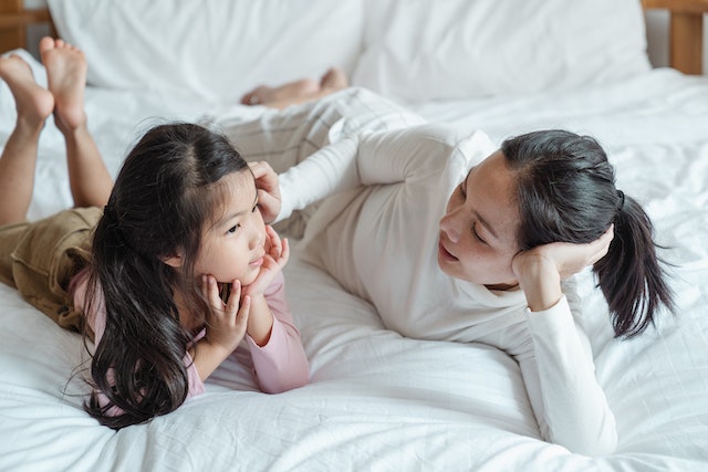 Mama z córką leżące na łóżku