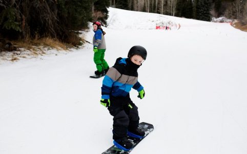 dzieci na snowboardzie na stoku