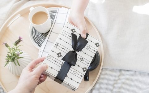 Porezent podawany z ręki do ręki