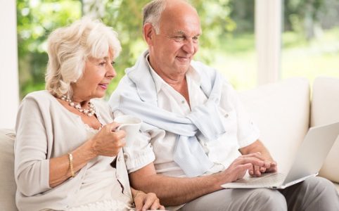 seniorzy korzytsają z laptopa