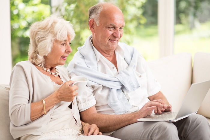 seniorzy korzytsają z laptopa