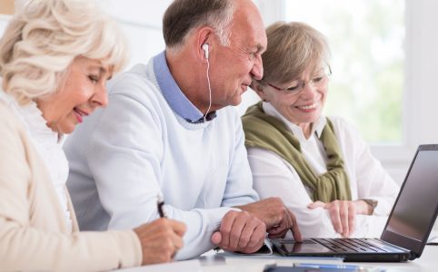 Seniorzy przy komputerze